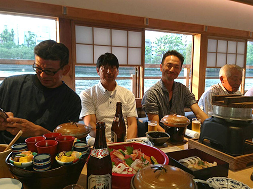 屋形船で食事